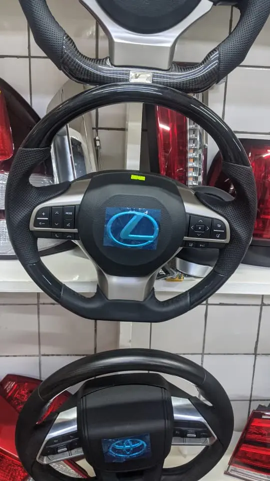 Volant pour tous les modèles sports Lexus en fibre de carbone et cuire avec pavé pour changer de vitesse